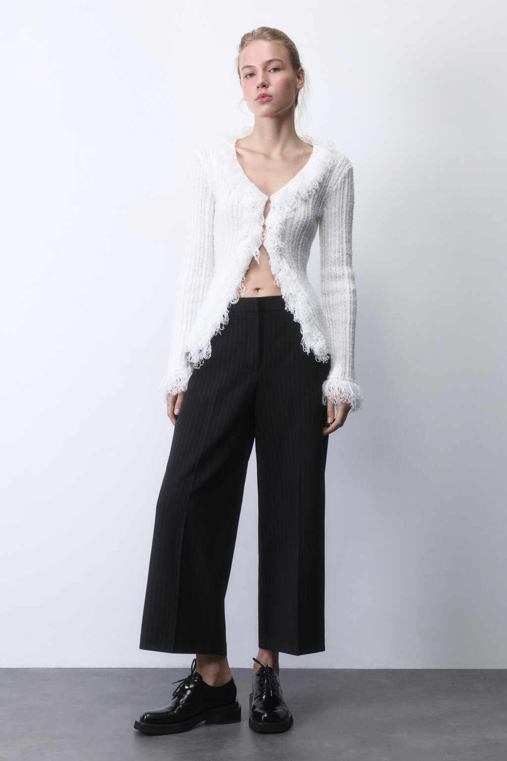 Брюки-кюлоты широкие костюмные со стрелками - цвет черный - 5