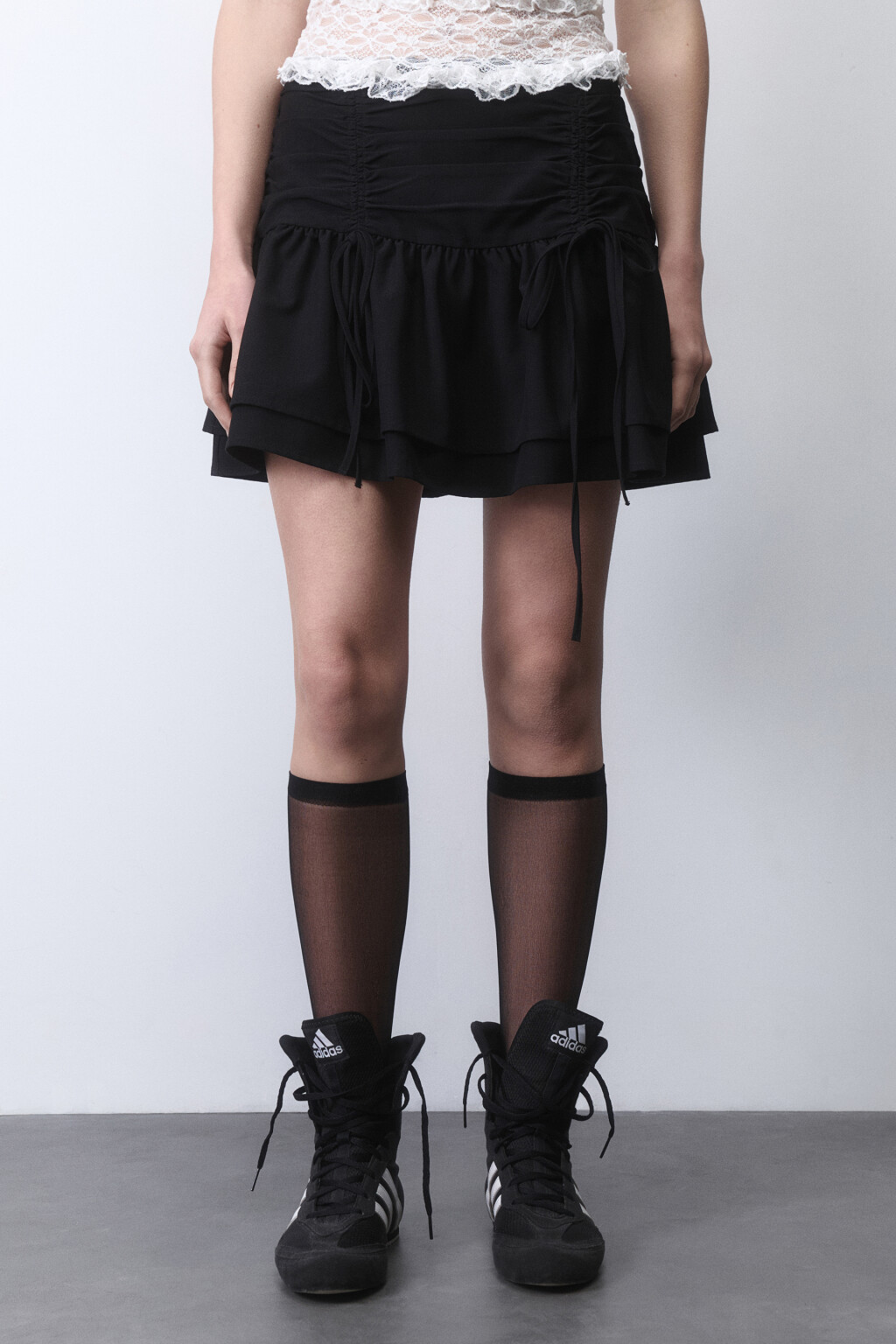Юбка мини пышная с воланом и бельевым кружевом - цвет черный - 2