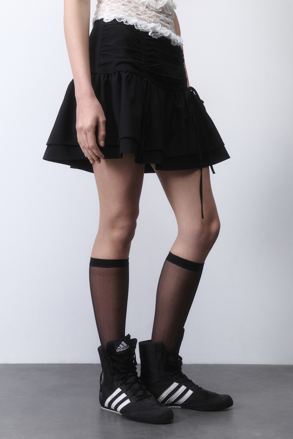 Юбка мини пышная с воланом и бельевым кружевом - цвет черный - 3