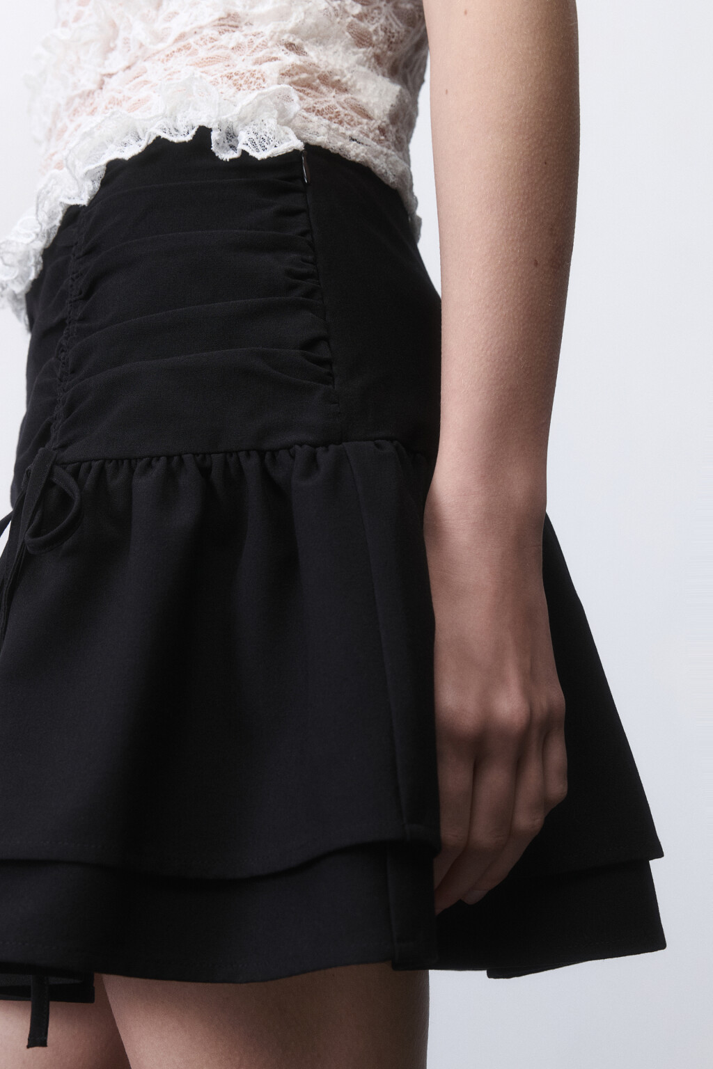 Юбка мини пышная с воланом и бельевым кружевом - цвет черный - 7