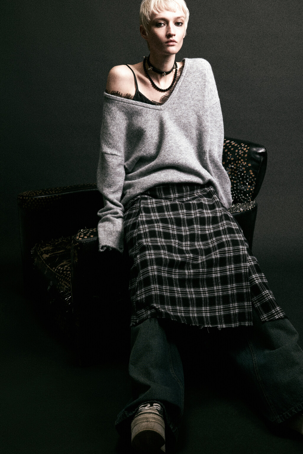 Юбка асимметричная с запахом и открытыми срезами - цвет черный - 2