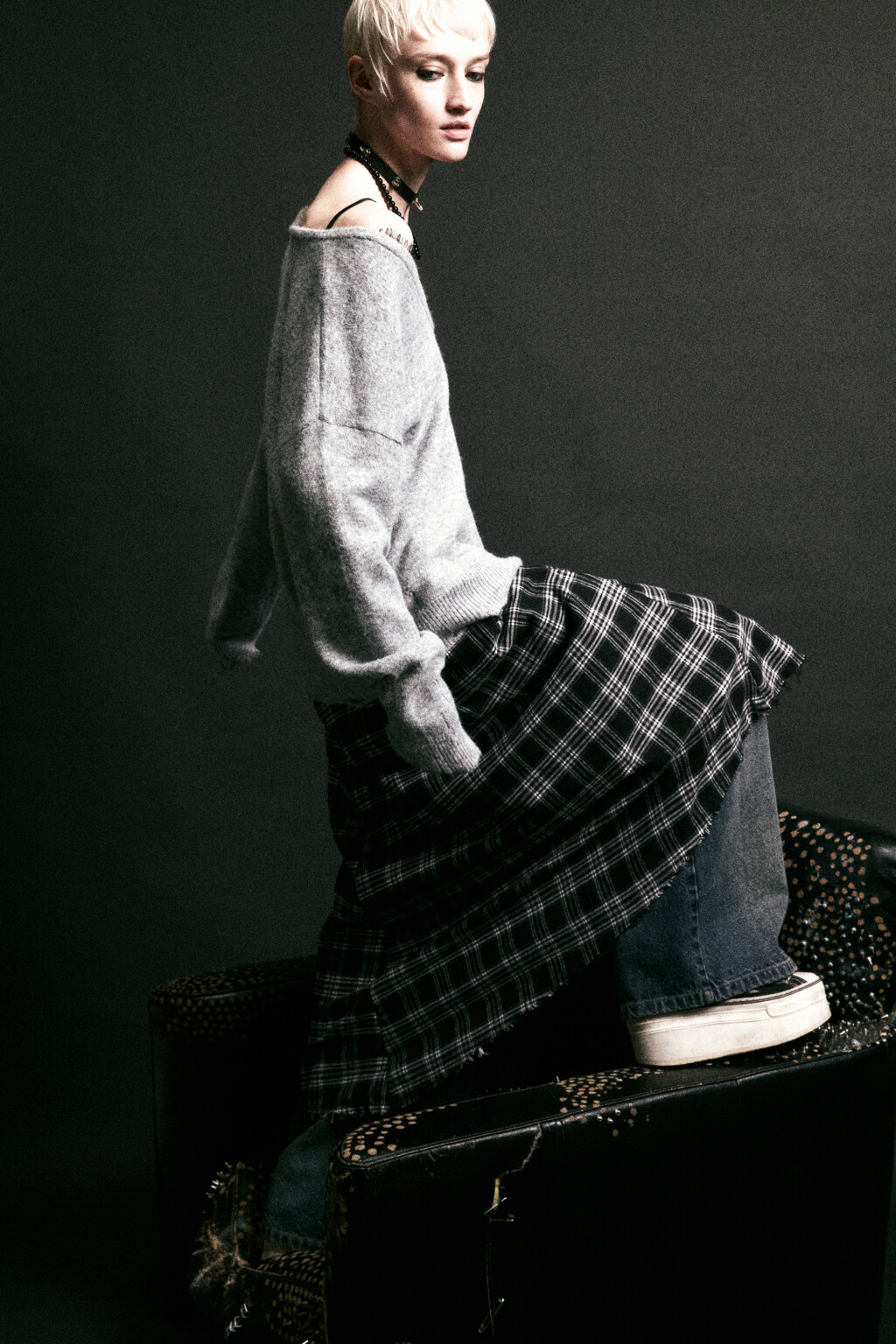 Юбка асимметричная с запахом и открытыми срезами - цвет черный - 1