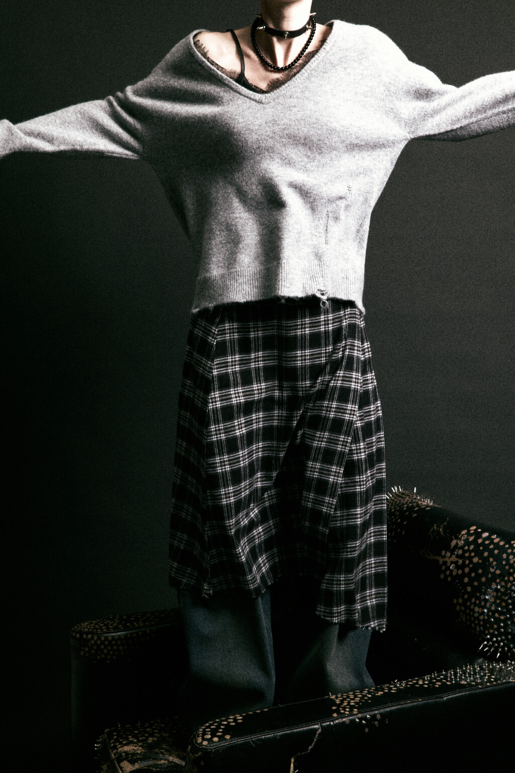 Юбка асимметричная с запахом и открытыми срезами - цвет черный - 3