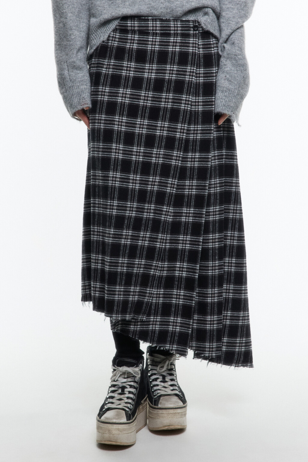 Юбка асимметричная с запахом и открытыми срезами - цвет черный - 4