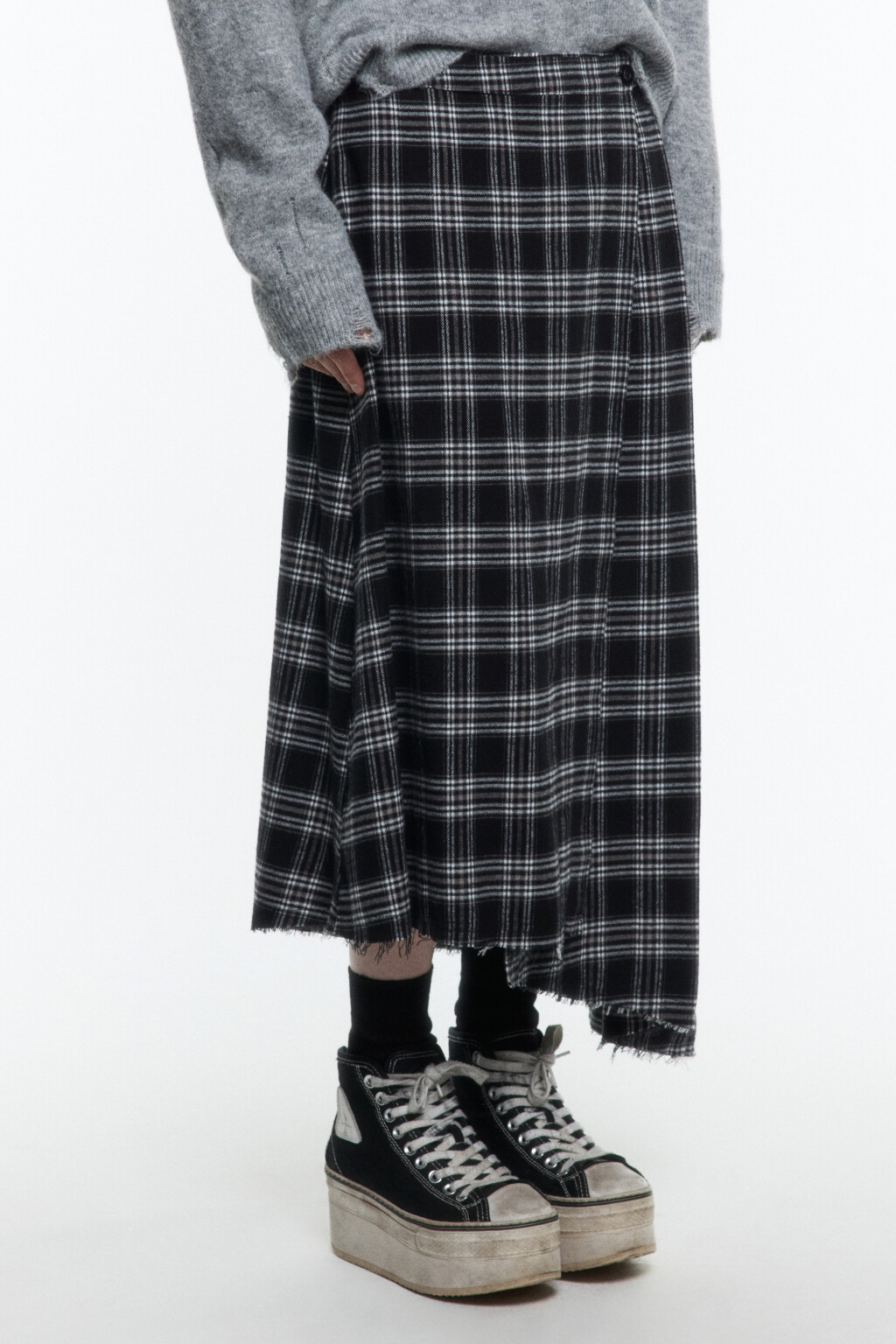 Юбка асимметричная с запахом и открытыми срезами - цвет черный - 5