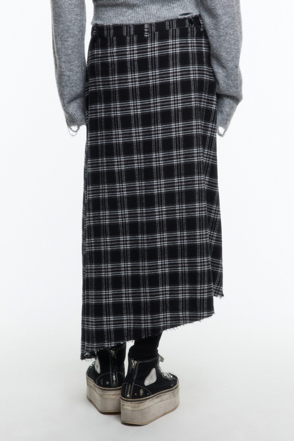 Юбка асимметричная с запахом и открытыми срезами - цвет черный - 6