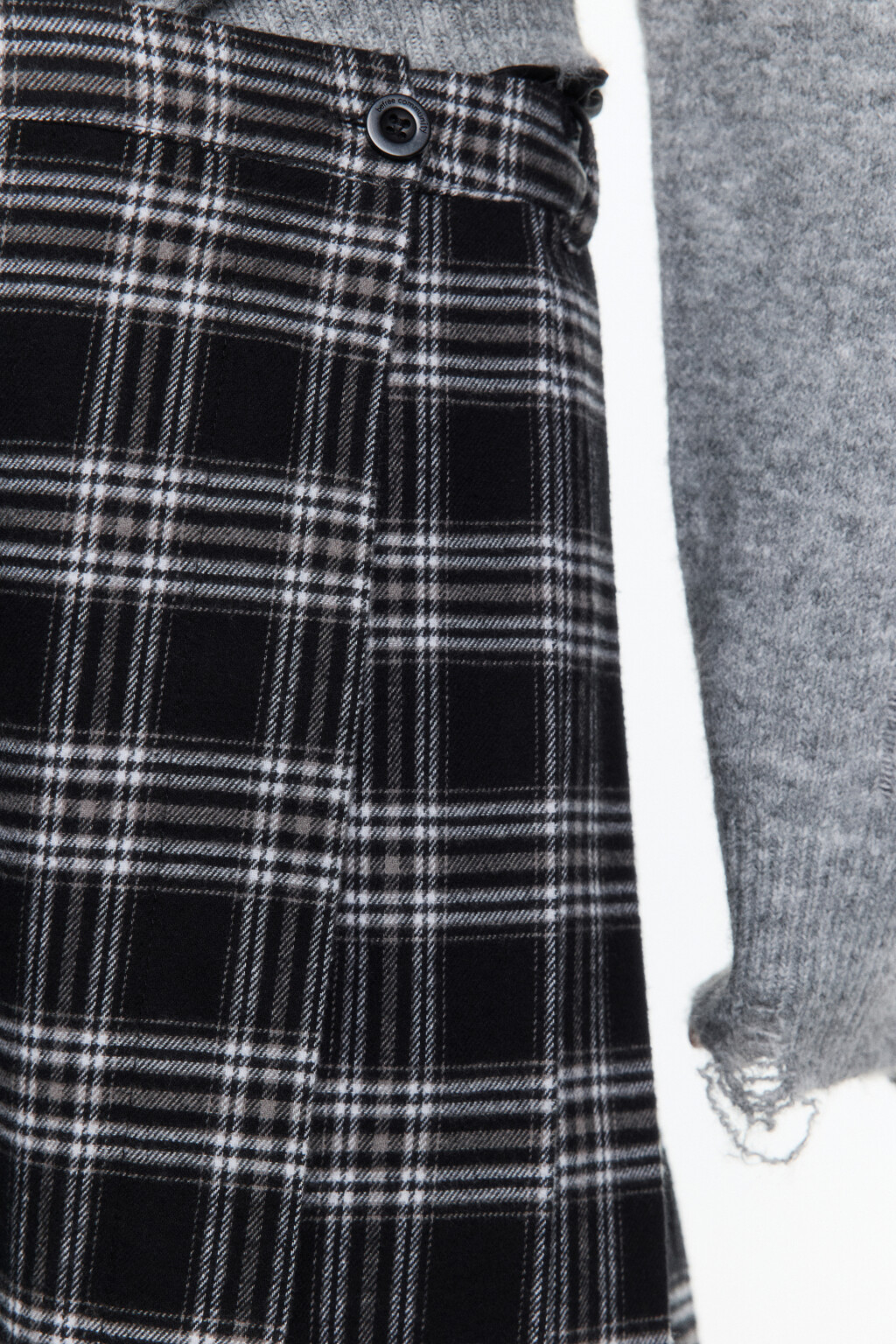 Юбка асимметричная с запахом и открытыми срезами - цвет черный - 8