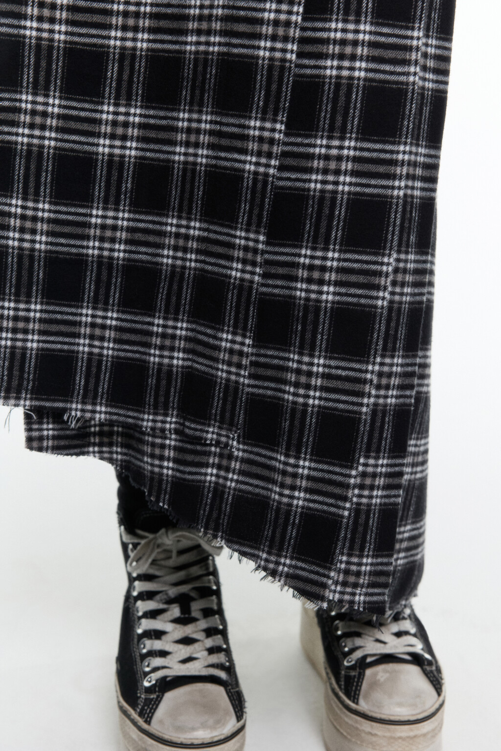 Юбка асимметричная с запахом и открытыми срезами - цвет черный - 9