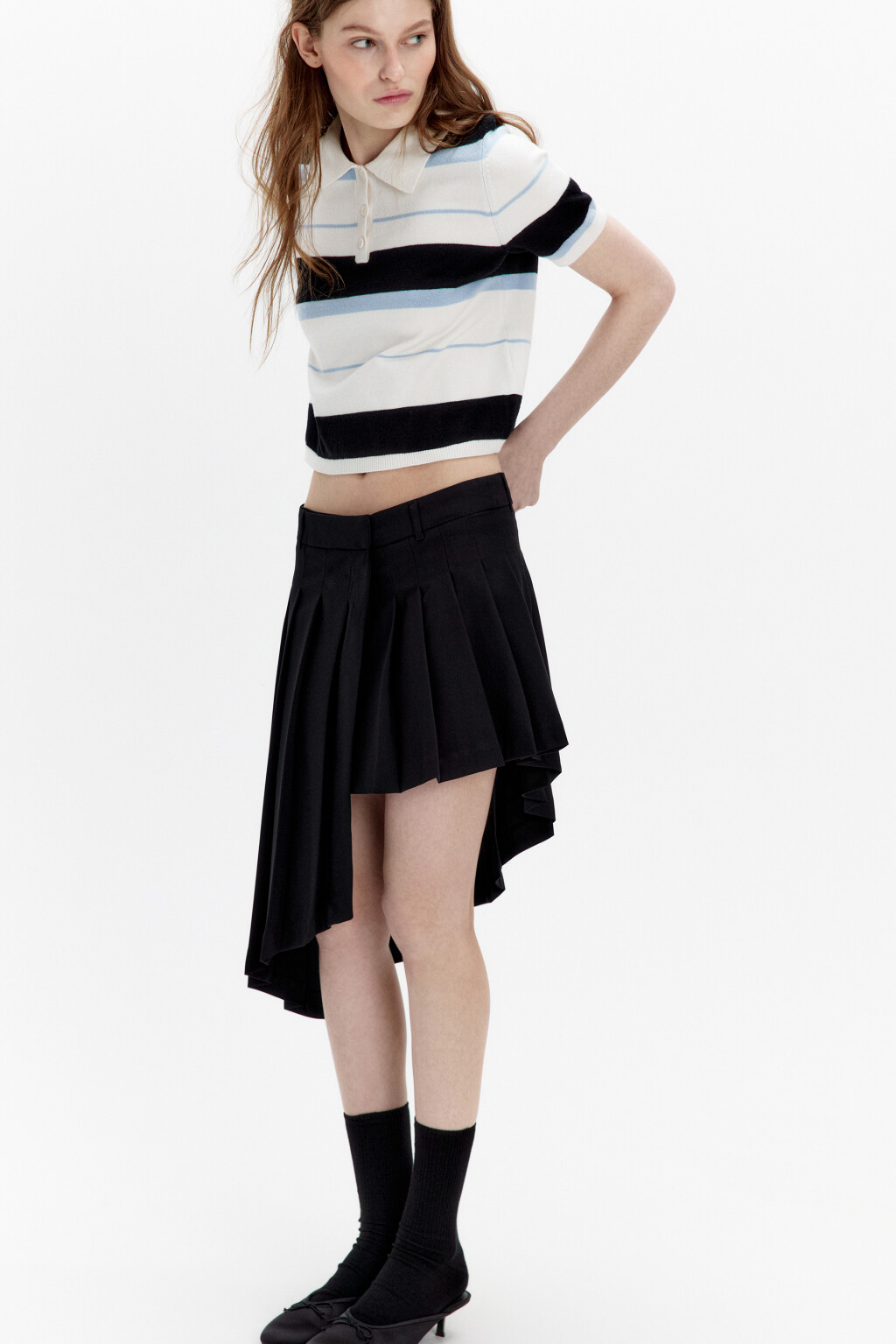 Юбка мини в складку с асимметричной деталью - цвет черный - 1