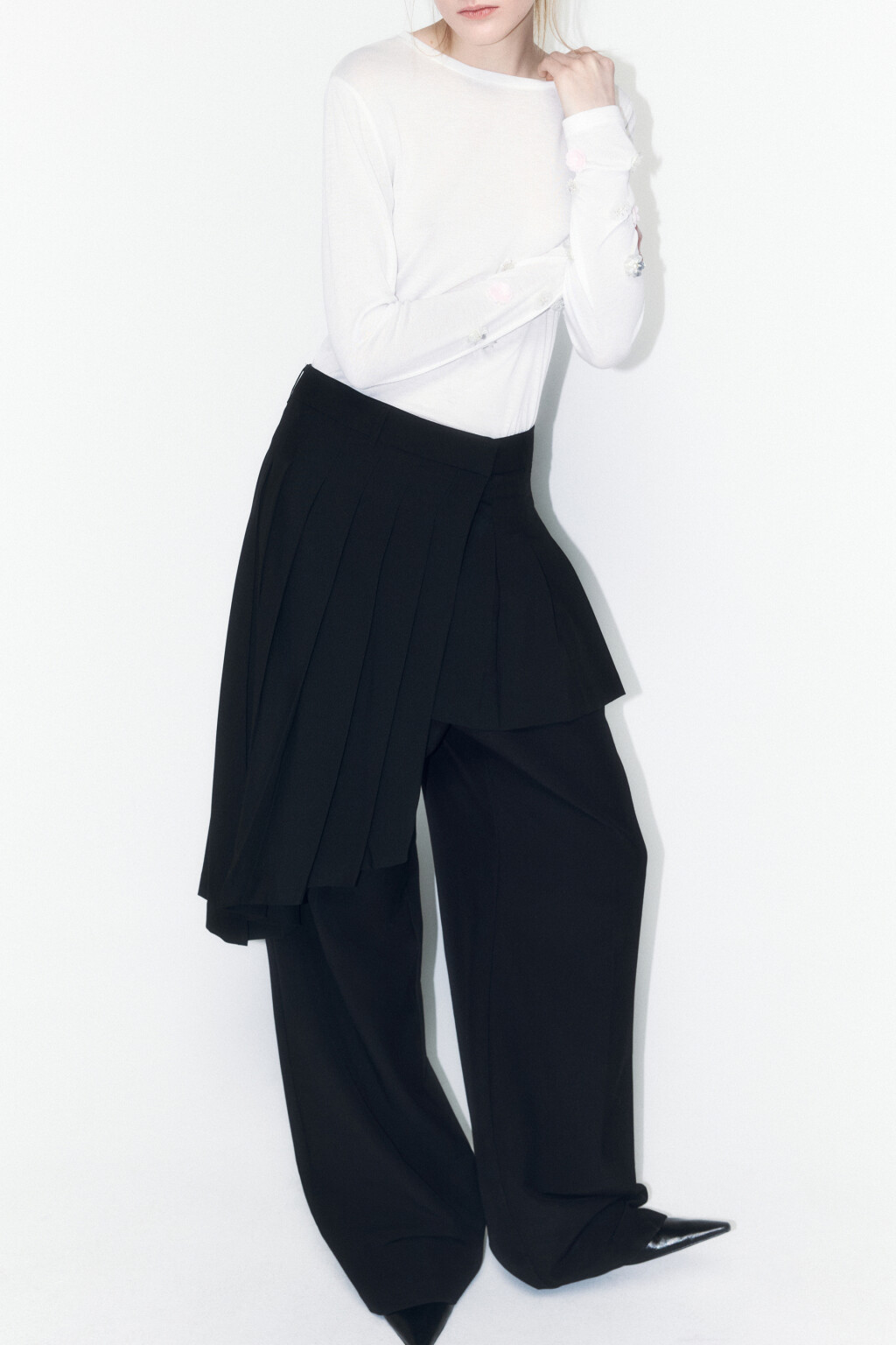 Юбка мини в складку с асимметричной деталью - цвет черный - 8