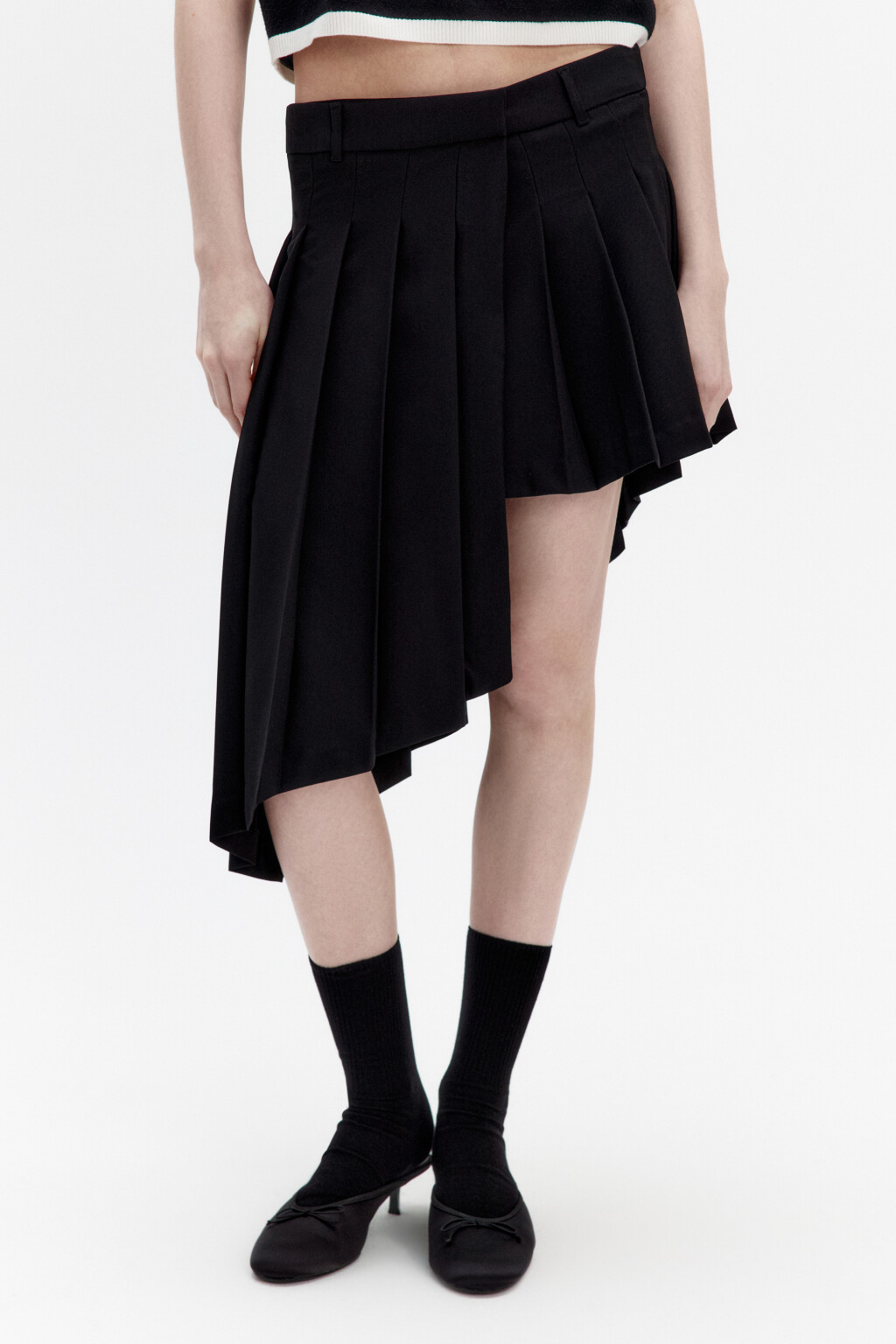 Юбка мини в складку с асимметричной деталью - цвет черный - 2