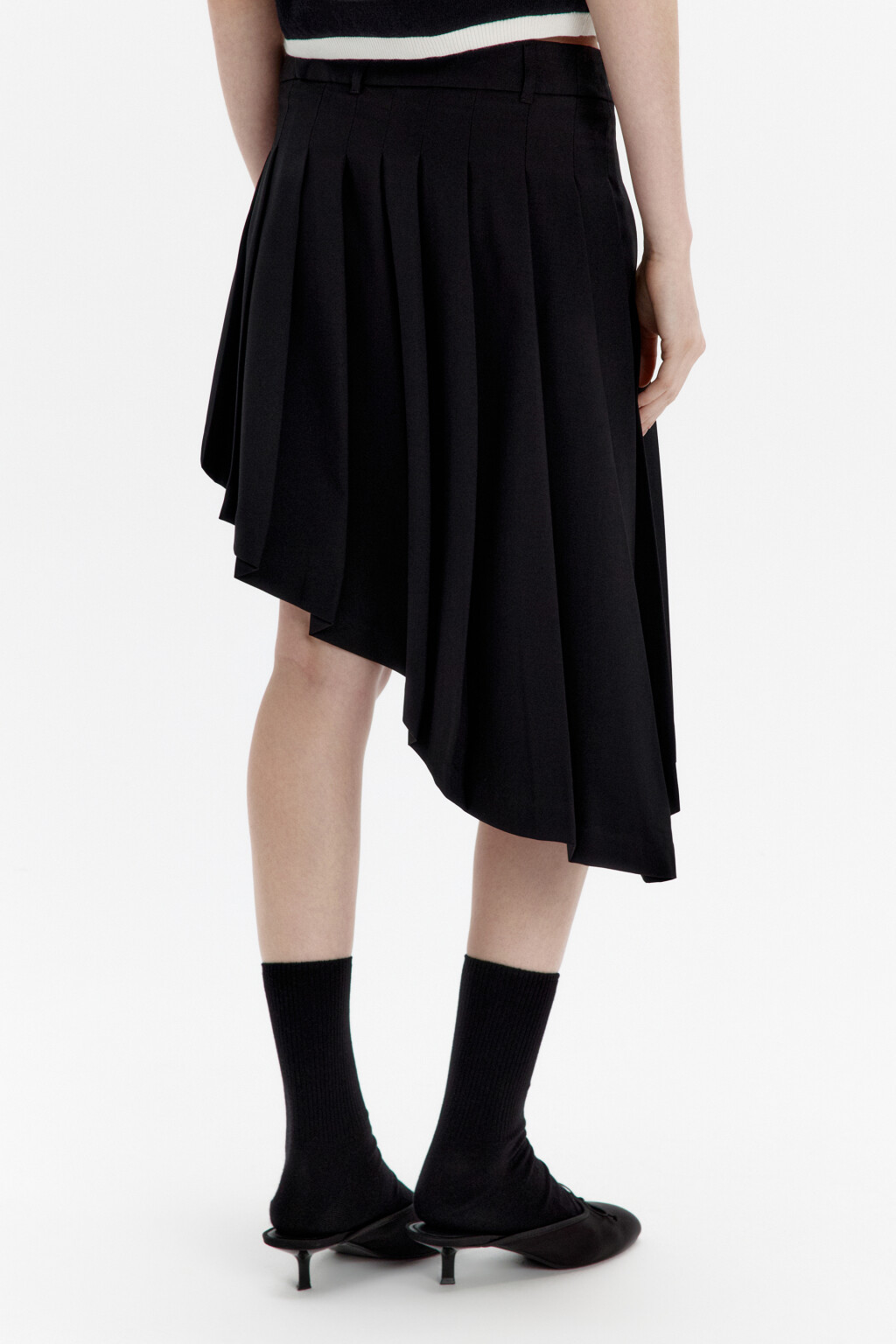 Юбка мини в складку с асимметричной деталью - цвет черный - 3