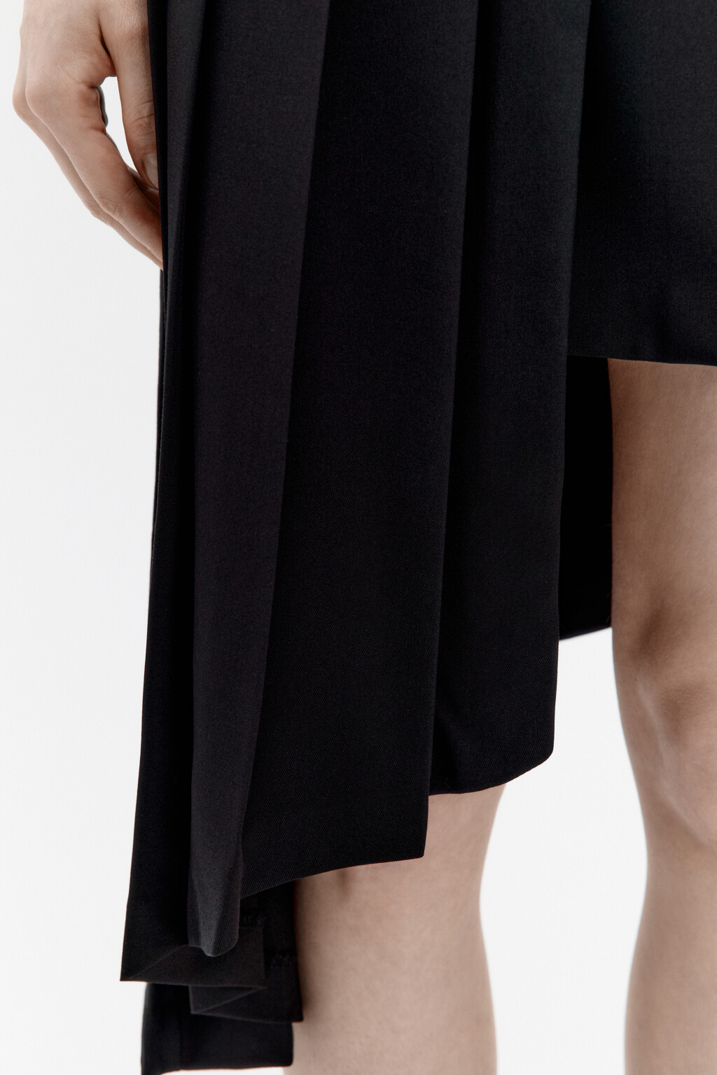 Юбка мини в складку с асимметричной деталью - цвет черный - 5