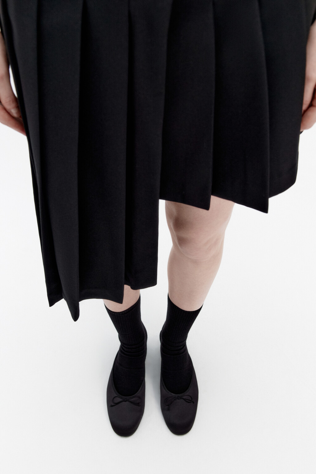 Юбка мини в складку с асимметричной деталью - цвет черный - 6