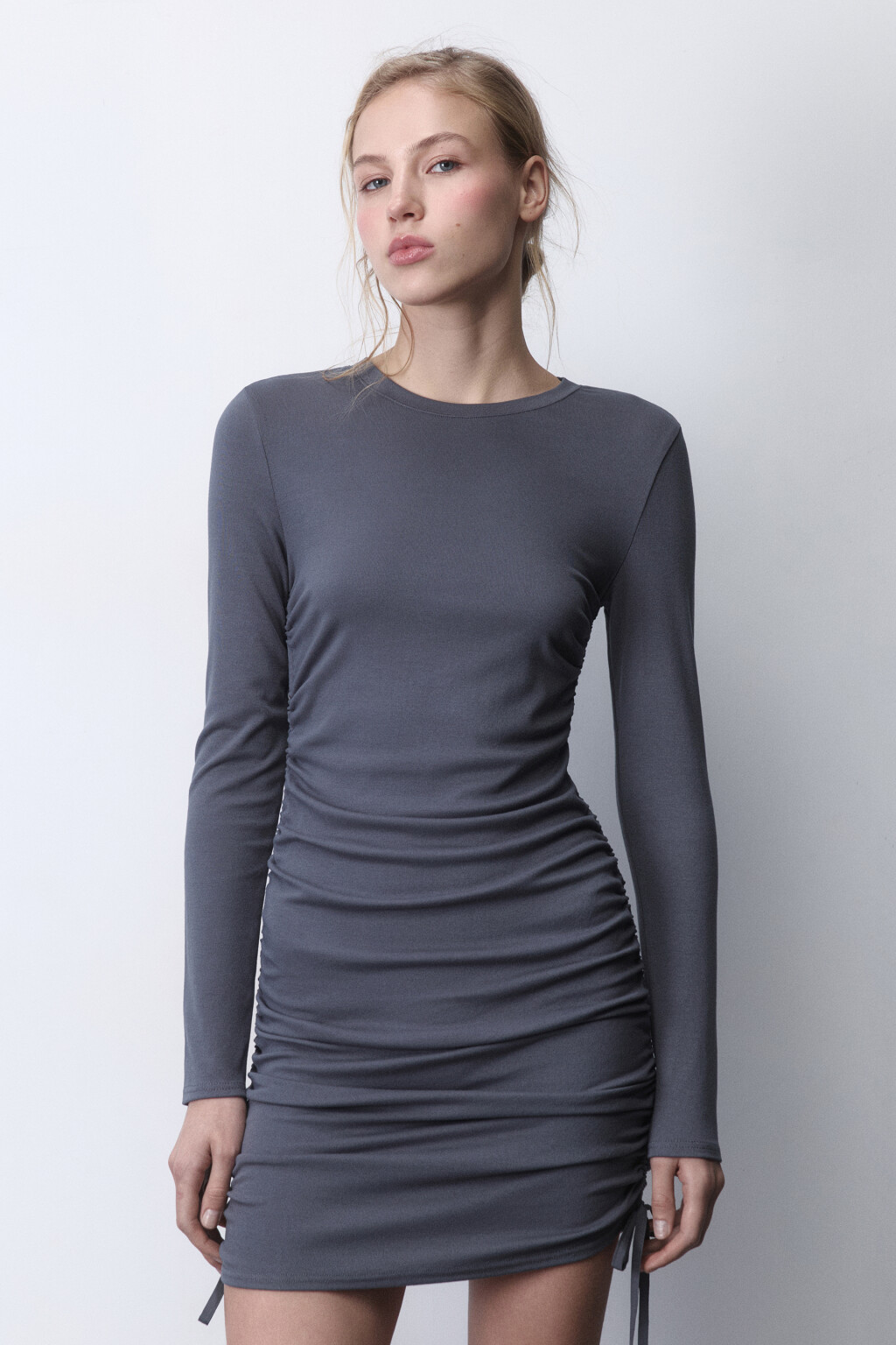 Платье мини облегающее с драпировками и завязками - цвет серый - 2