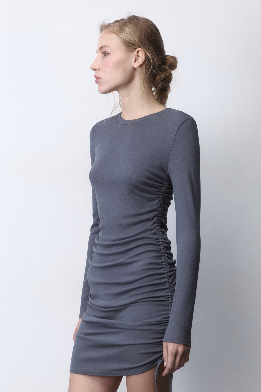 Платье мини облегающее с драпировками и завязками - цвет серый - 3