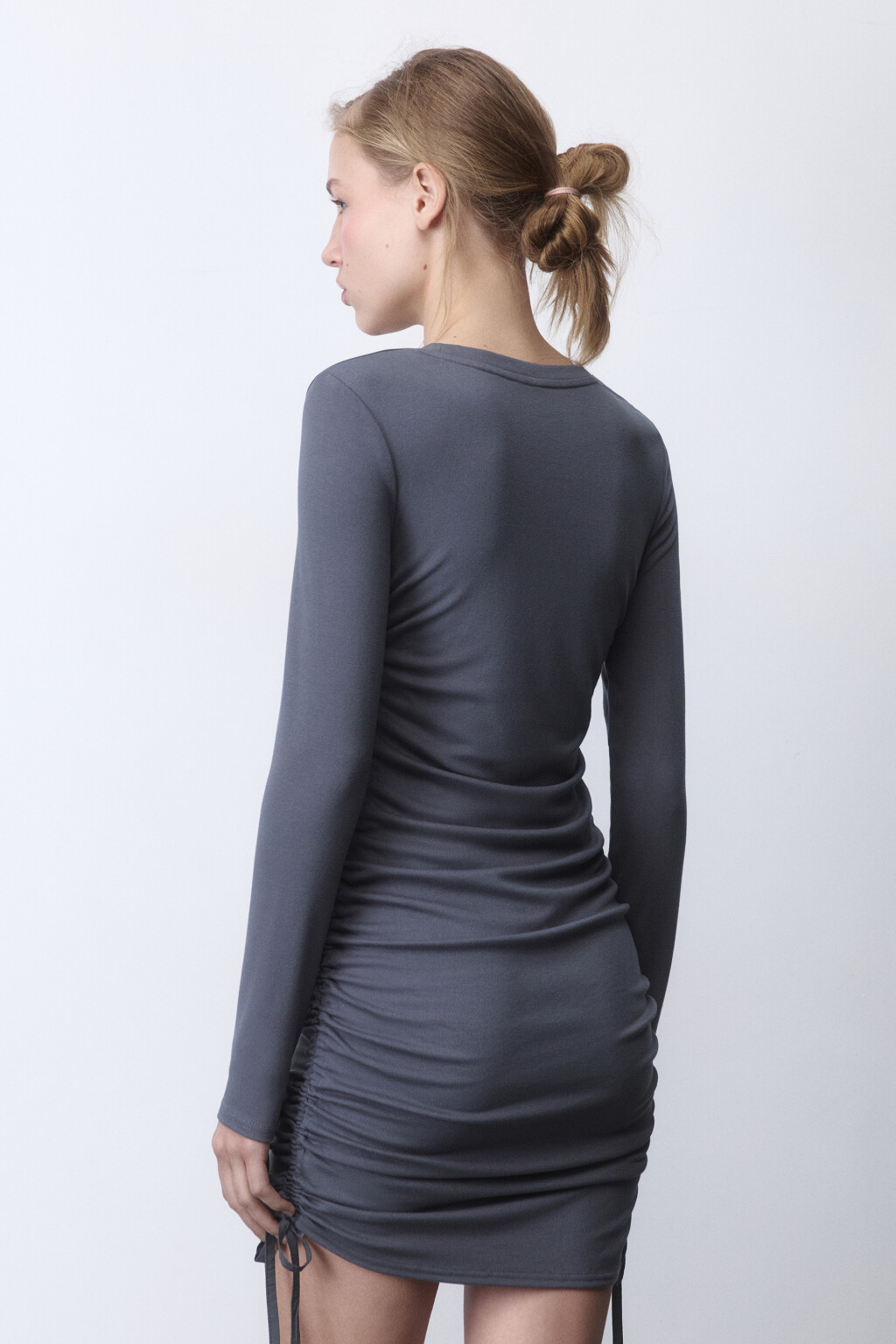 Платье мини облегающее с драпировками и завязками - цвет серый - 4