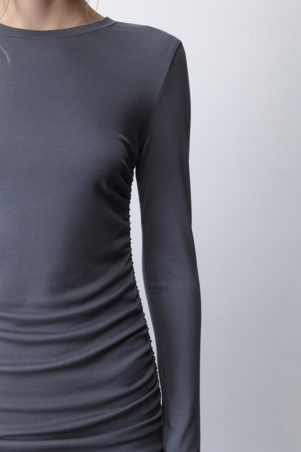 Платье мини облегающее с драпировками и завязками - цвет серый - 7