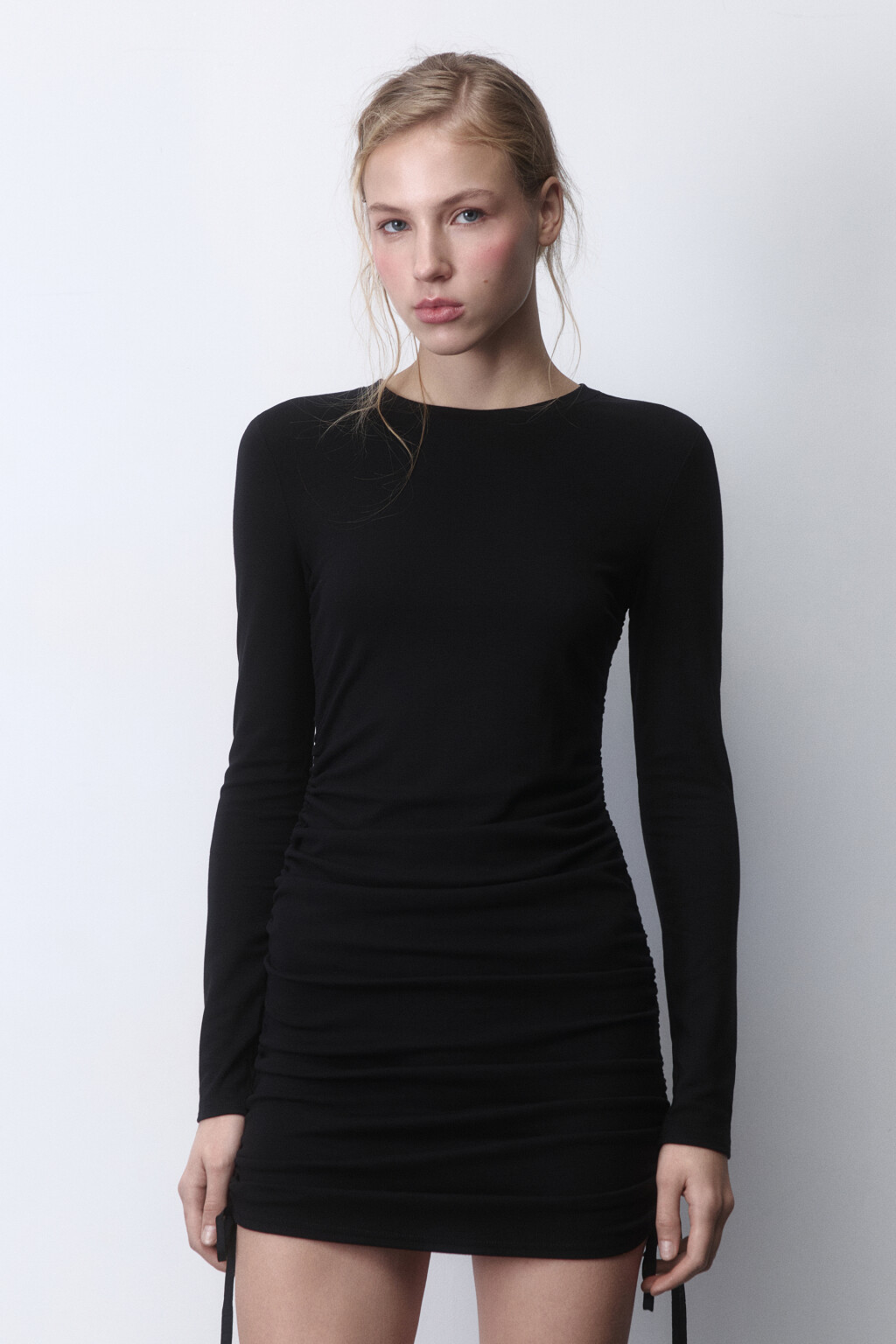 Платье мини облегающее с драпировками и завязками - цвет черный - 2