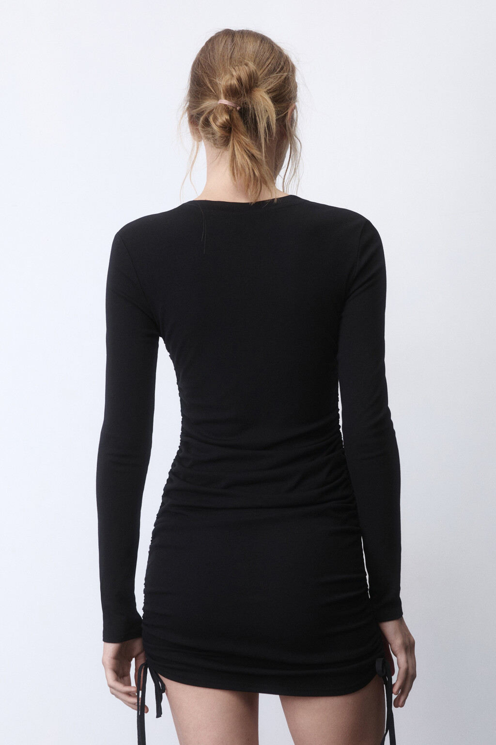 Платье мини облегающее с драпировками и завязками - цвет черный - 4