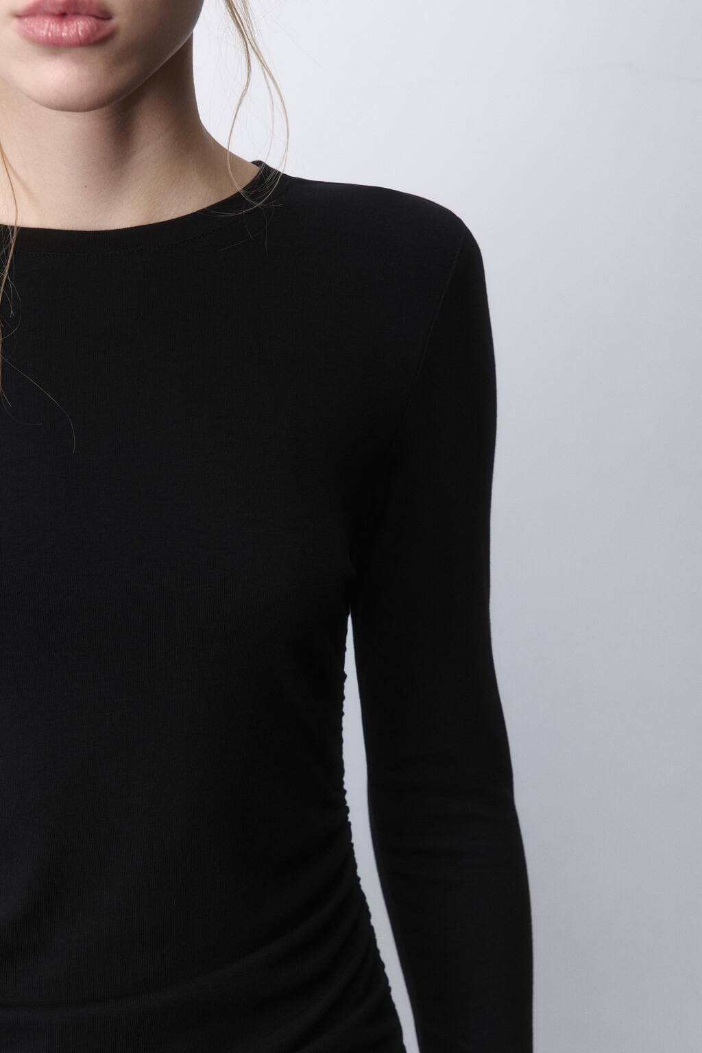 Платье мини облегающее с драпировками и завязками - цвет черный - 7