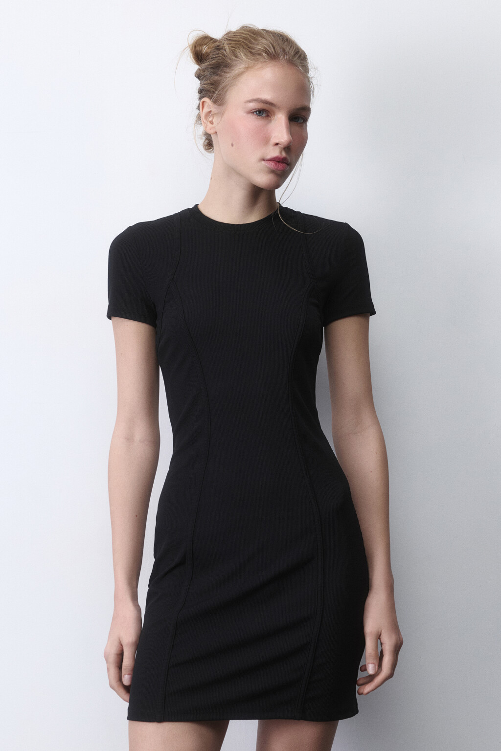 Платье-футболка облегающее с декоративными швами - цвет черный - 2