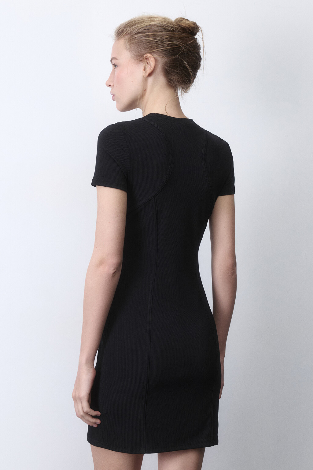 Платье-футболка облегающее с декоративными швами - цвет черный - 4