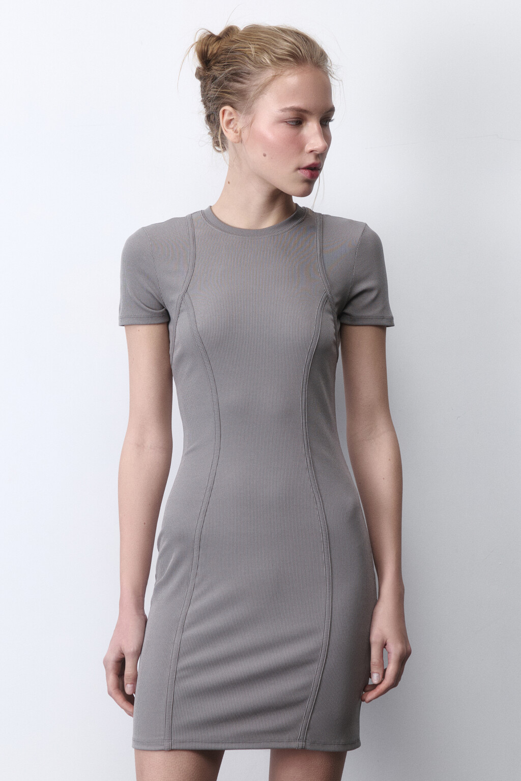 Платье-футболка облегающее с декоративными швами - цвет коричневый - 2