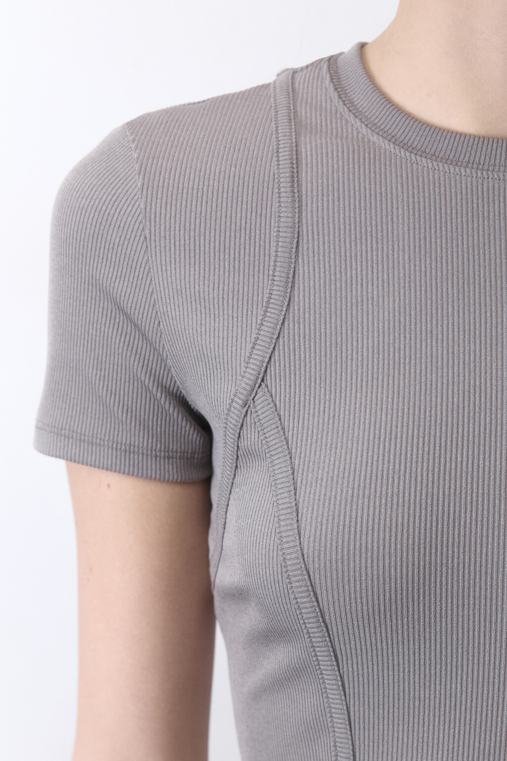 Платье-футболка облегающее с декоративными швами - цвет коричневый - 6