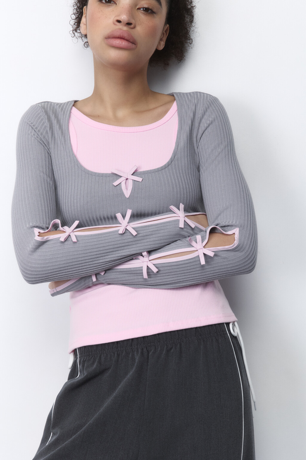 Лонгслив в рубчик с разрезами и бантиками - цвет розовый - 1