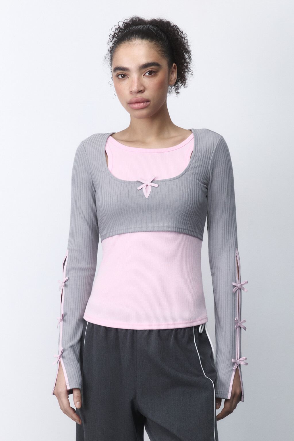 Лонгслив в рубчик с разрезами и бантиками - цвет розовый - 3
