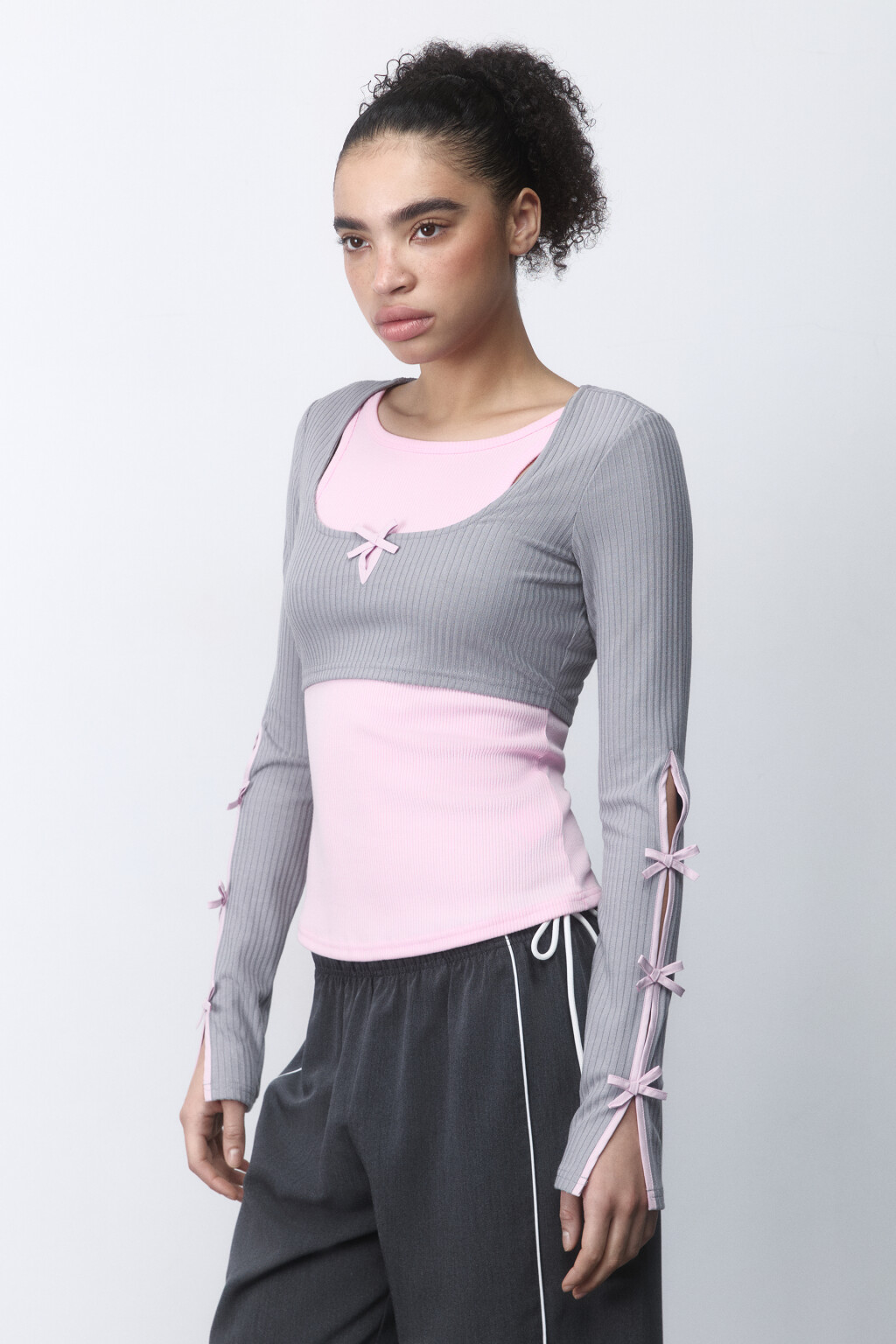 Лонгслив в рубчик с разрезами и бантиками - цвет розовый - 4