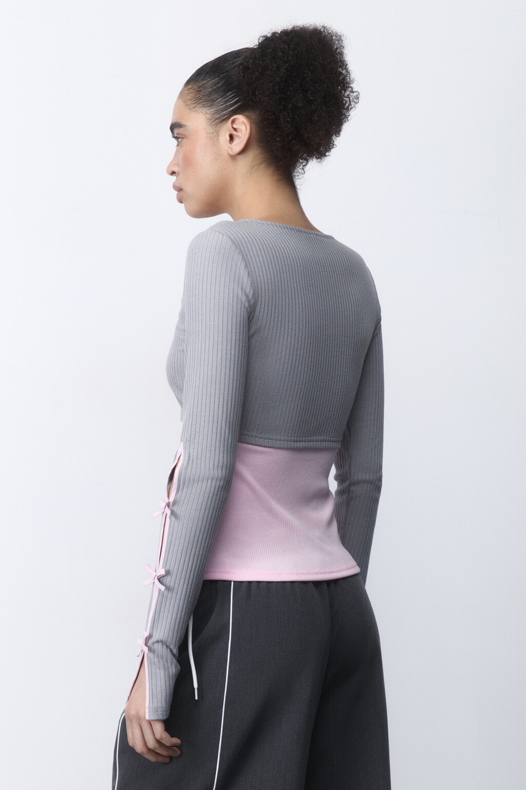 Лонгслив в рубчик с разрезами и бантиками - цвет розовый - 5