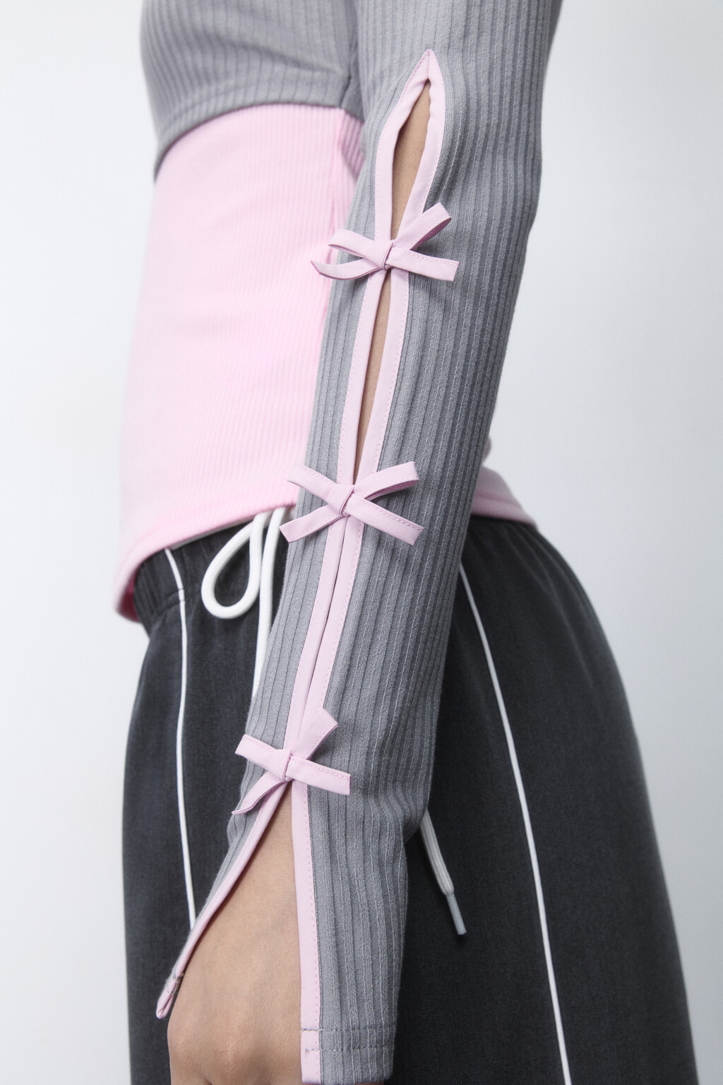 Лонгслив в рубчик с разрезами и бантиками - цвет розовый - 8