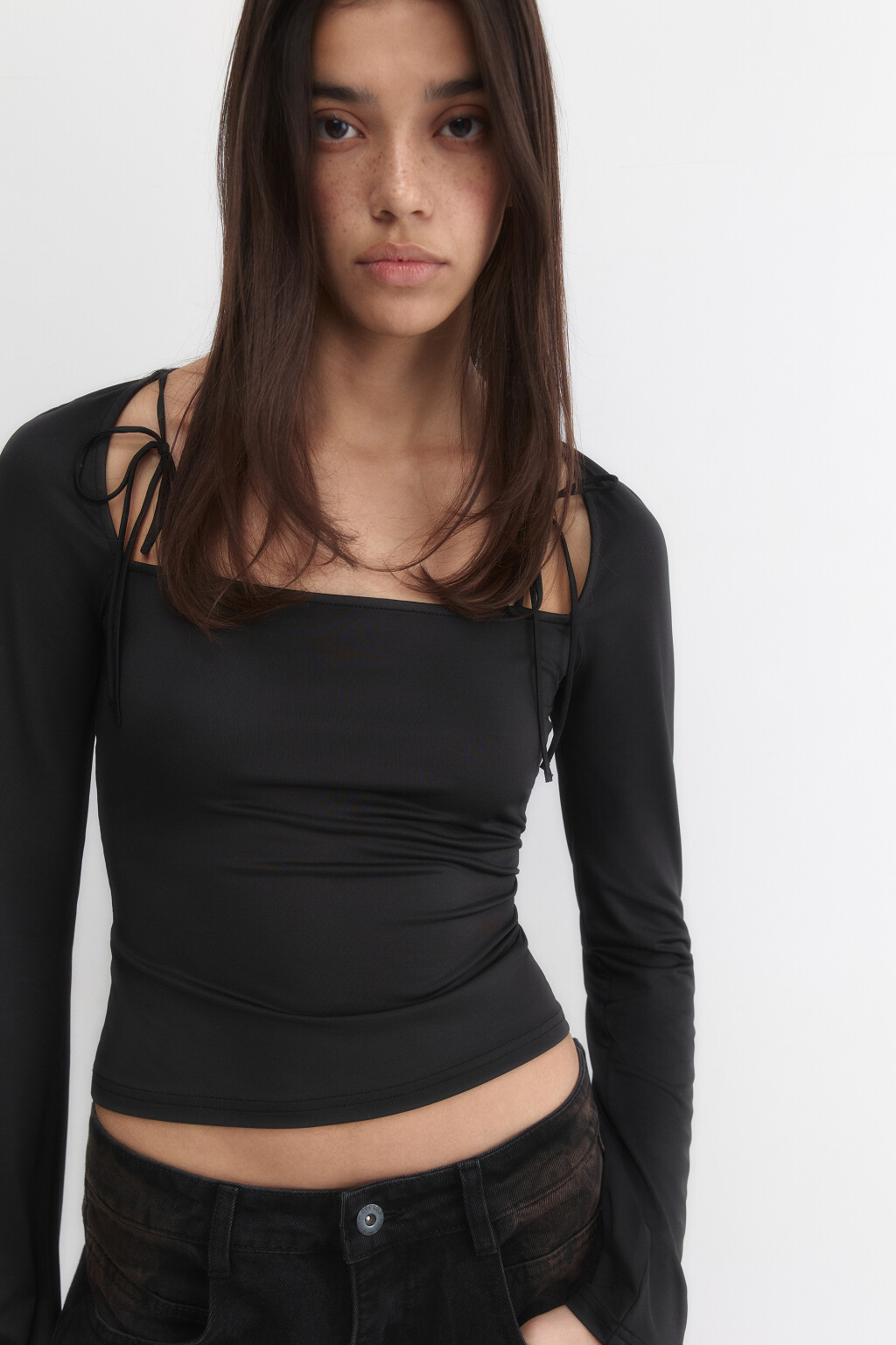 Лонгслив облегающий с вырезом-каре и бантиками - цвет черный - 1