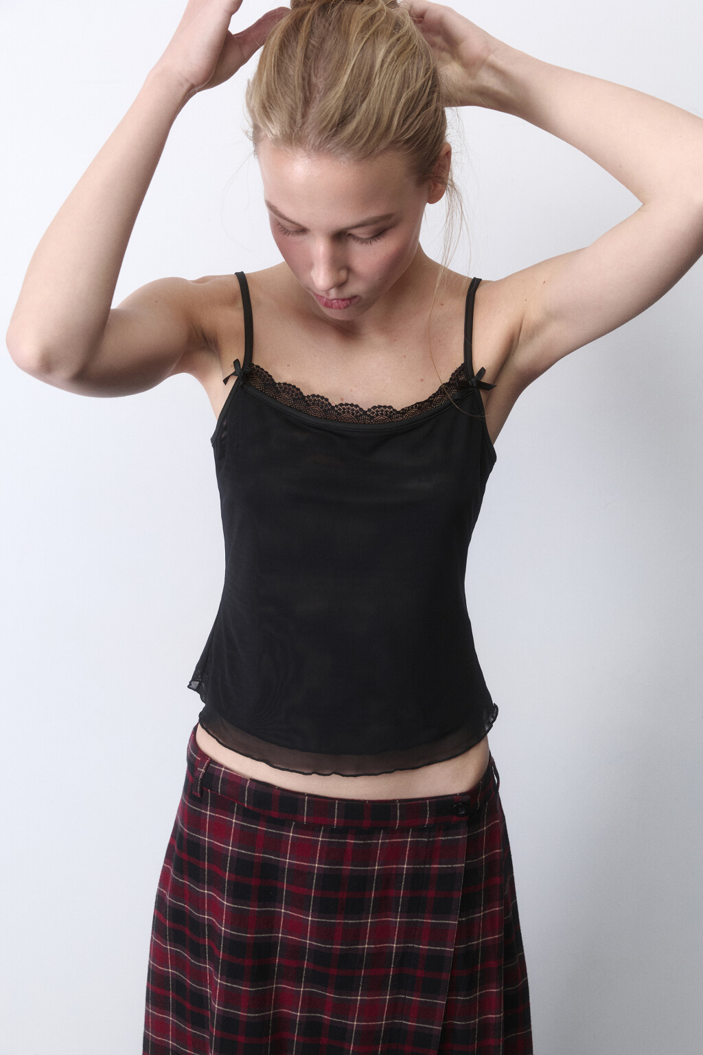 Майка двуслойная сетчатая с бельевым кружевом - цвет черный - 1