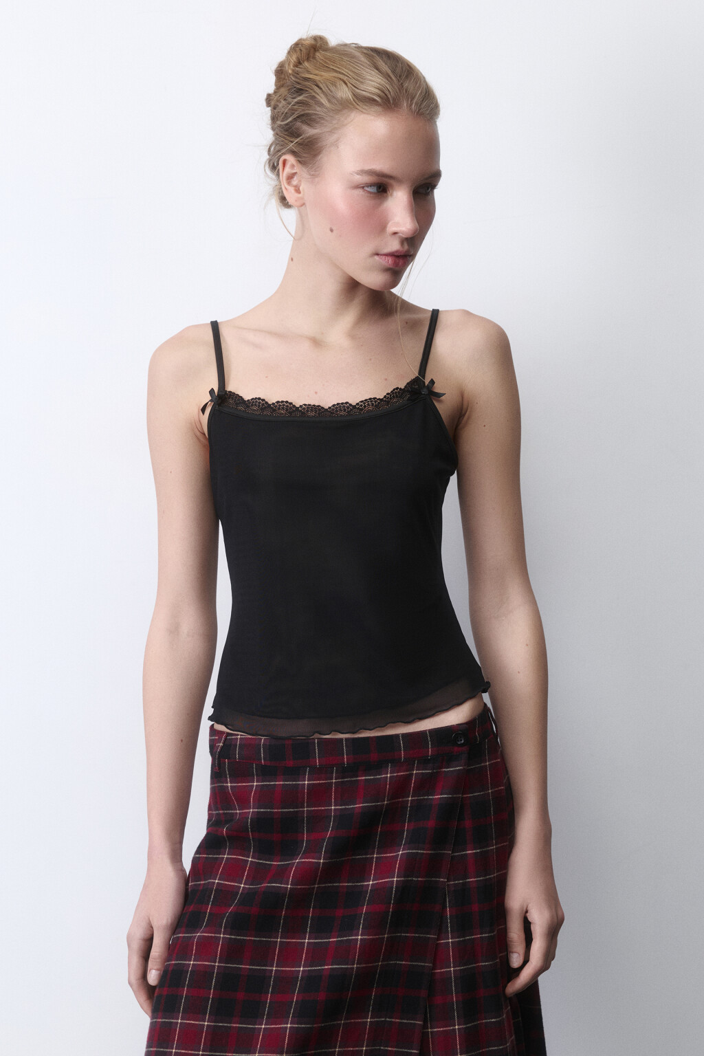 Майка двуслойная сетчатая с бельевым кружевом - цвет черный - 2