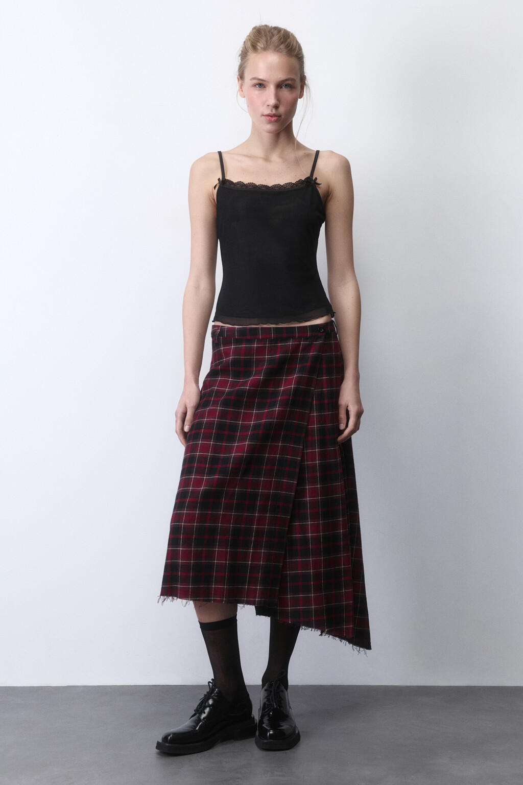 Майка двуслойная сетчатая с бельевым кружевом - цвет черный - 5