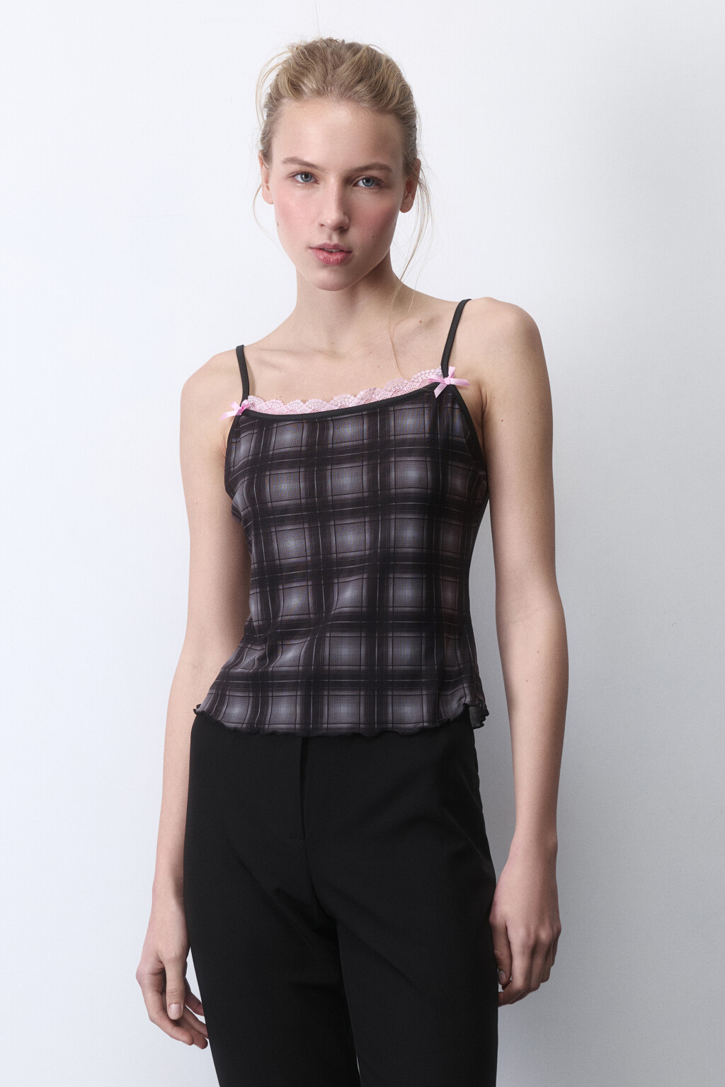 Майка двуслойная сетчатая с бельевым кружевом - цвет черный - 2