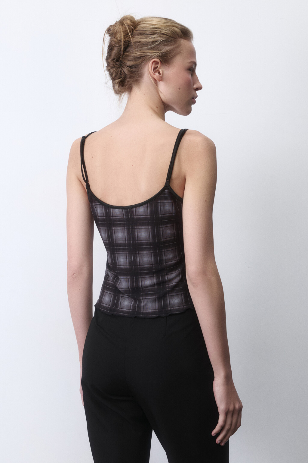 Майка двуслойная сетчатая с бельевым кружевом - цвет черный - 4