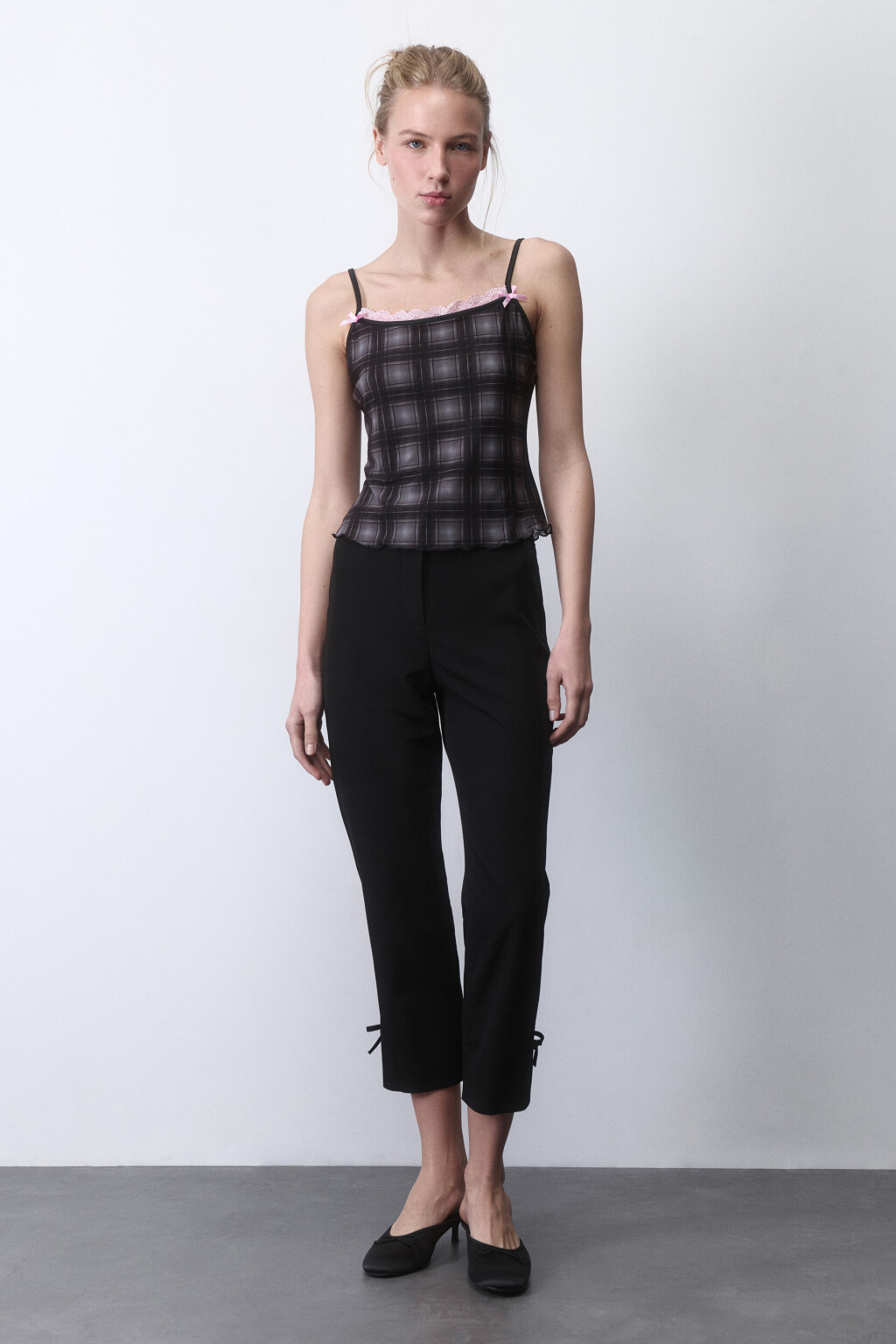 Майка двуслойная сетчатая с бельевым кружевом - цвет черный - 5