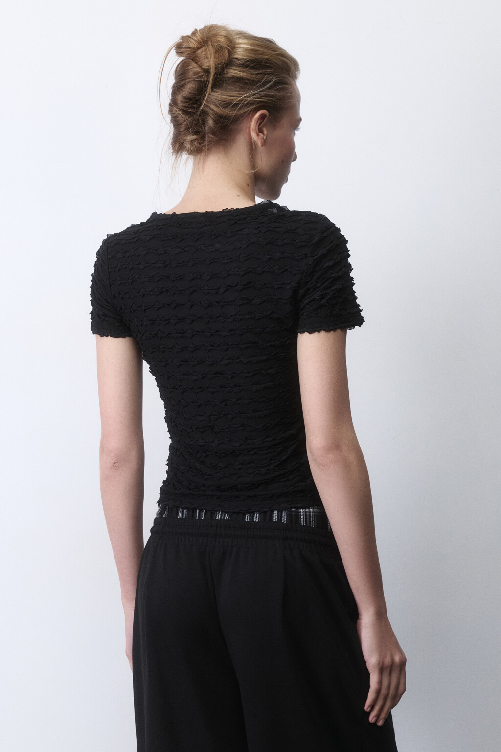 Футболка-топ облегающая с рюшами - цвет черный - 4