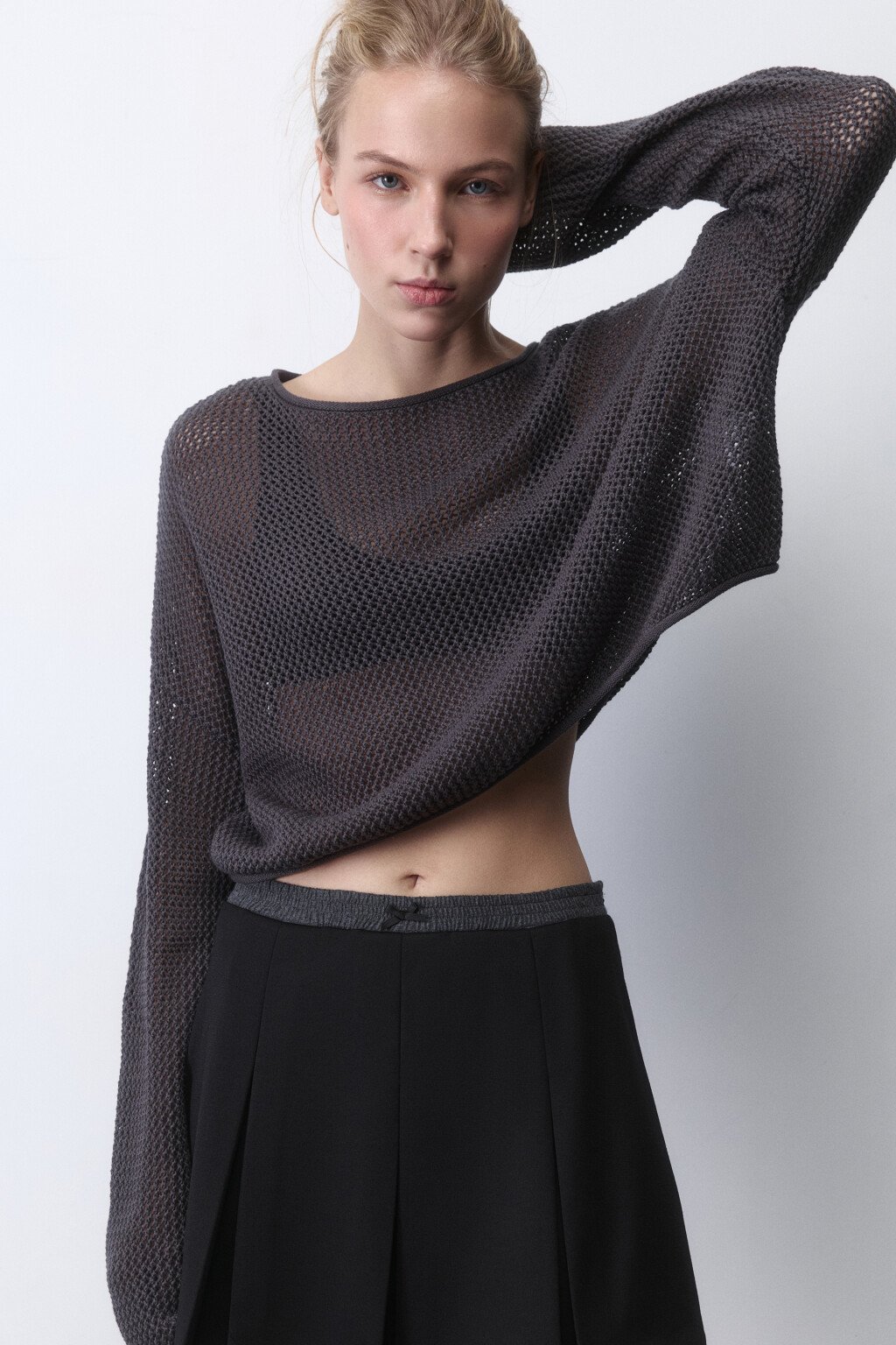 Джемпер укороченный из ткани кроше - цвет серый - 1