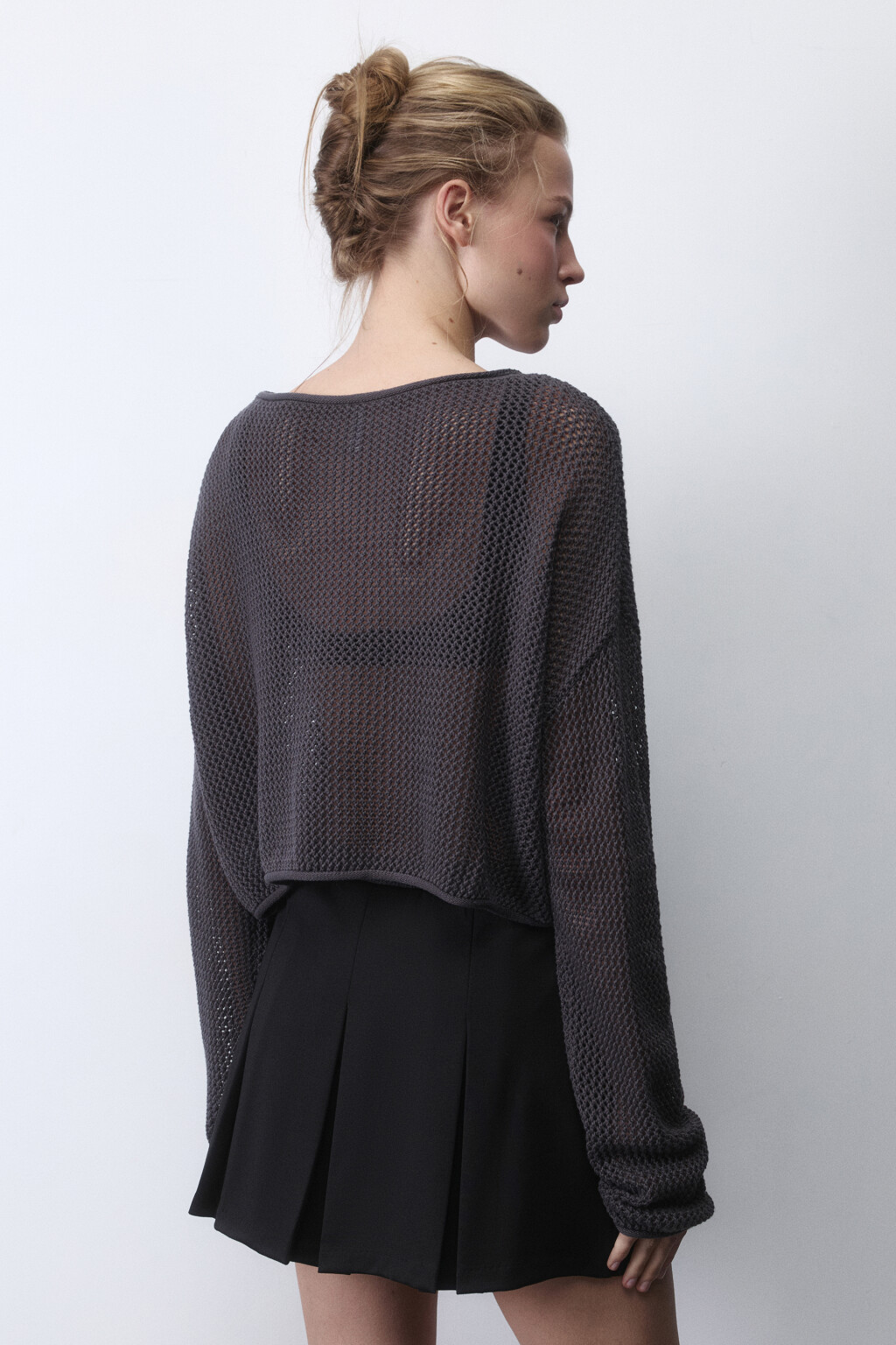 Джемпер укороченный из ткани кроше - цвет серый - 4