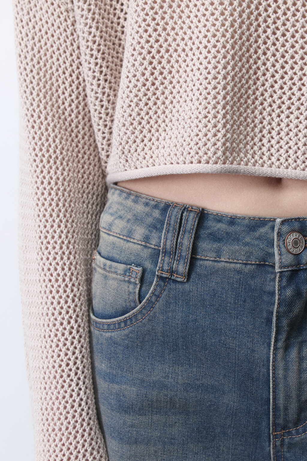 Джемпер укороченный из ткани кроше - цвет бежевый - 7