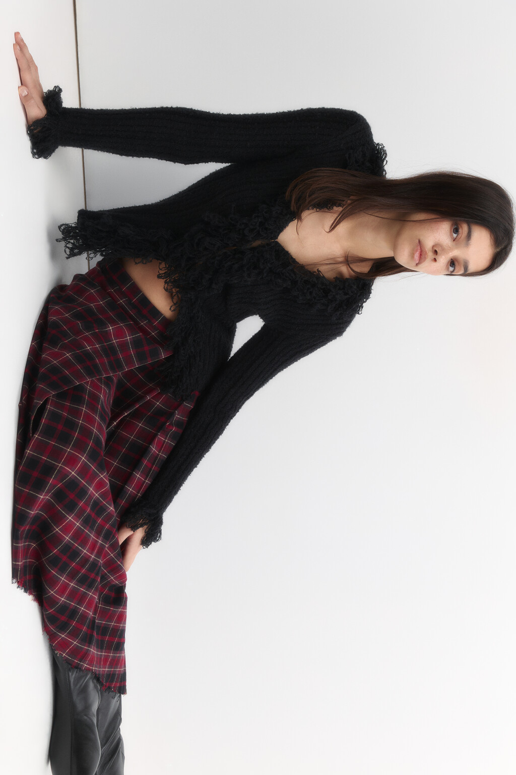 Кардиган на крючках облегающий с бахромой - цвет черный - 7