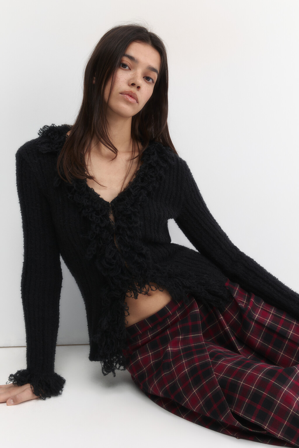 Кардиган на крючках облегающий с бахромой - цвет черный - 1