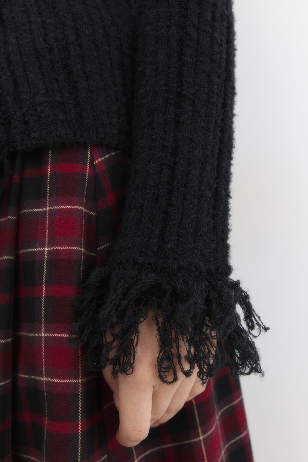 Кардиган на крючках облегающий с бахромой - цвет черный - 8