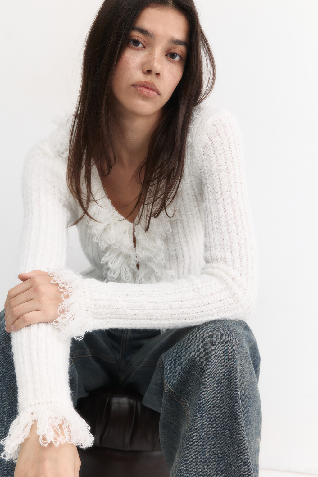 Кардиган на крючках облегающий с бахромой - цвет молочный - 2