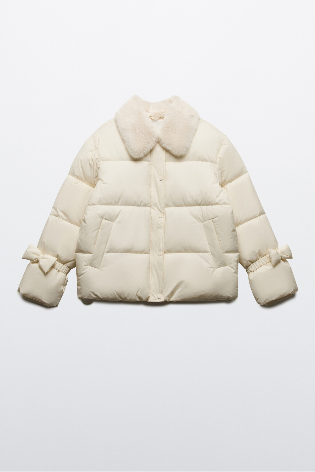 Куртка на утеплителе с опушкой и бантиками - цвет молочный - 11
